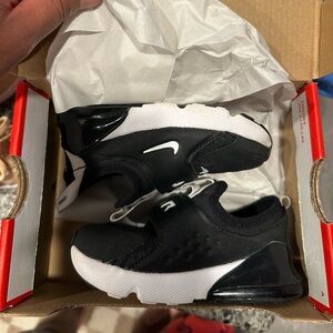 Nike air max 270 only worn twice in box size 9 black and white